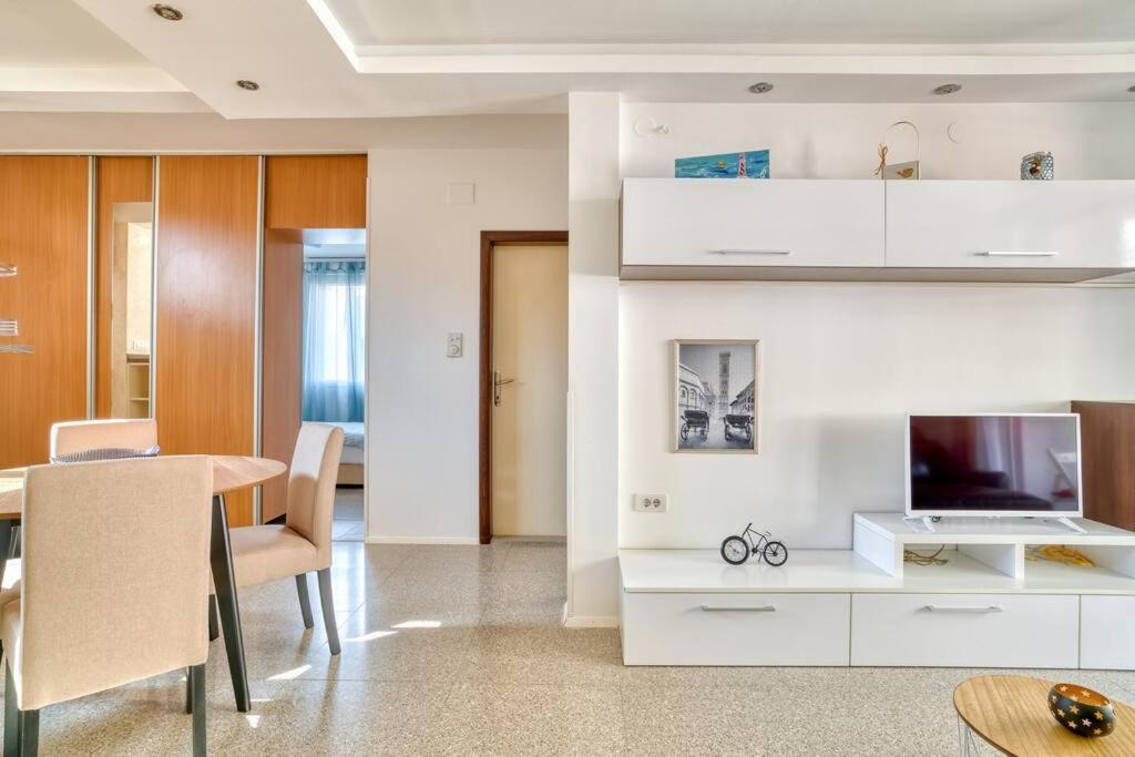 Cozy Nest Apartment- Central And Seaboard With Elevator Котор Екстериор снимка